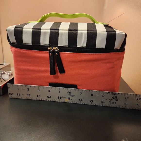 Makeup case - Picture 3 of 6